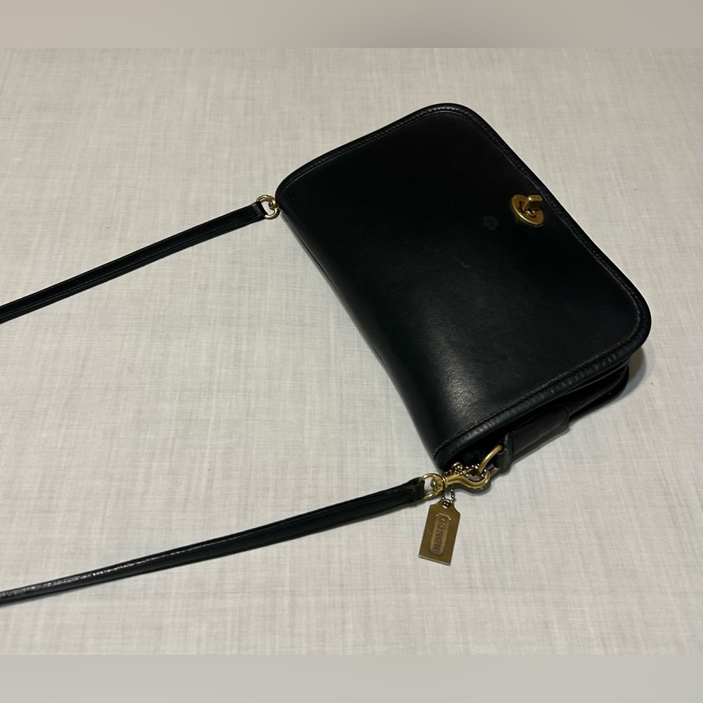 Vintage Coach Elegant Pocket Purse Black Leather Turn Lock Crossbody Bag 9755